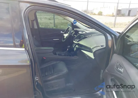 2017 Ford Escape Titanium z USA, uszkodzony, nr VIN 1FMCU0J92HUB02821